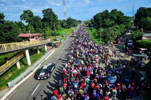 Padre guatemalteco culpa a EE. UU. de migración hondureña y le manda "callar"