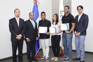 CardNET otorga becas a la excelencia