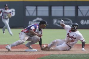 Venezuela supera a Dominicana en feria de imparables y cuadrangulares