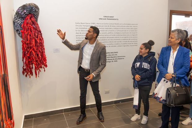 Carlos Baret durante el recorrido inaugural de la exposición Vínculos Transparentes, en el Centro Cultural Perelló.