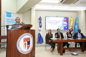 Carlos Carrera al liderar las palabras en nombre de UNICEF.