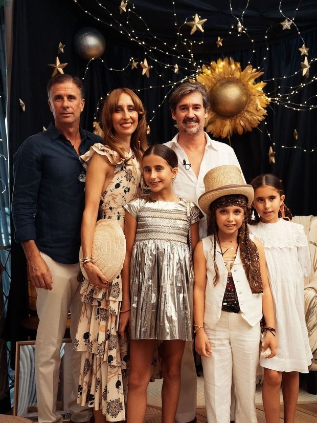Carlos Cobiella, Elsa Piñeiro, Andrés Piñeiro y sus niñas Elsa, Carmen y Micaela.