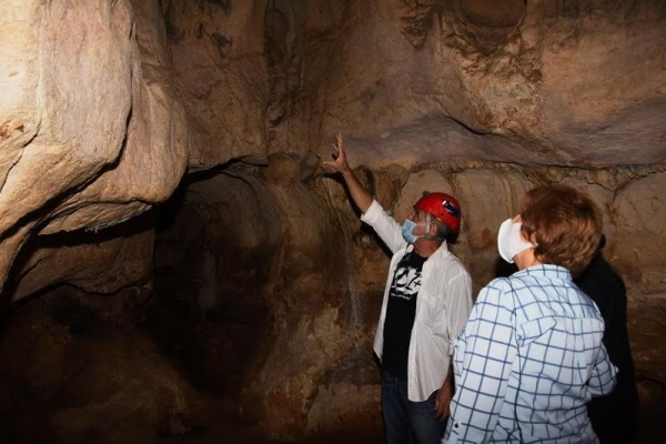 Ministra Carmen Heredia visita la Cueva del Pomier.