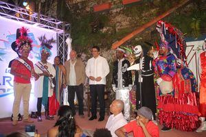 Alcalde Collado participa en coronación del rey y la reina del Carnaval