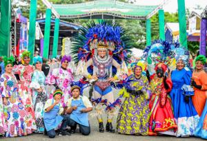 Carnaval de Santiago 2026 arranca con un vibrante desfile lleno de color y creatividad