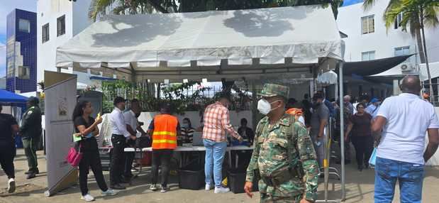 Carpa de la JCE instalada en Patología Forense.