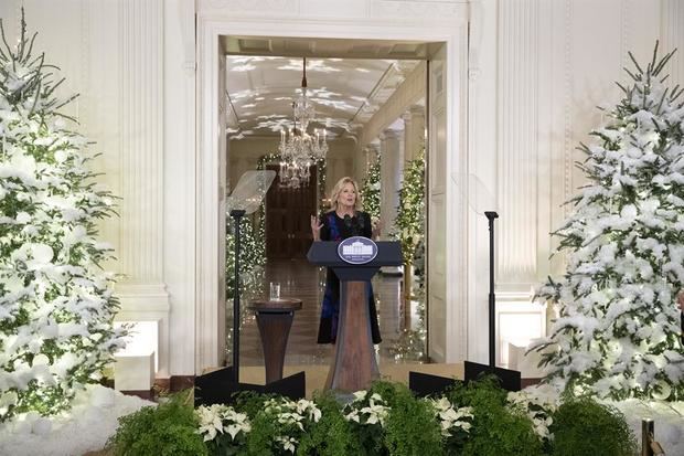 Jill Biden engalana la Casa Blanca con más de 70 abetos y 83.000 luces.
