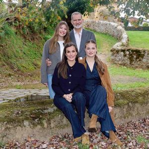 Los reyes Felipe VI y Letizia y sus hijas, la Princesa Leonor y la Infanta Sofía fueron retratados en Asturias, para la postal decembrina.