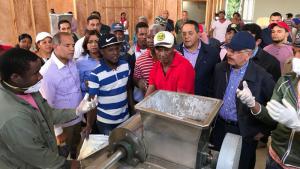 Danilo supervisa avances de construcción de planta de casabe y procesadora de frutas