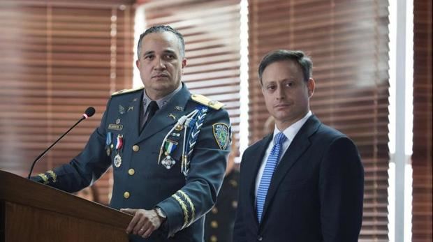 Jean Alain Rodríguez, y el director de la Policía Nacional, Ney Aldrin Bautista.