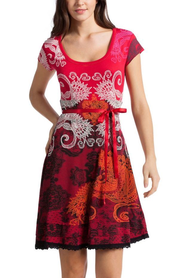 Catálogo de Desigual de la colección otoño 2022, vestido rojo estampado.