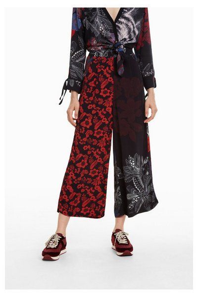 Catálogo de Desigual de la colección otoño 2022, pantalón Carla.