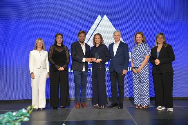 Arq.Sarah García mientras recibe reconocimiento a la trayectoria.