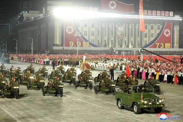 Corea del Norte opta por un desfile de perfil bajo para celebrar su aniversario.