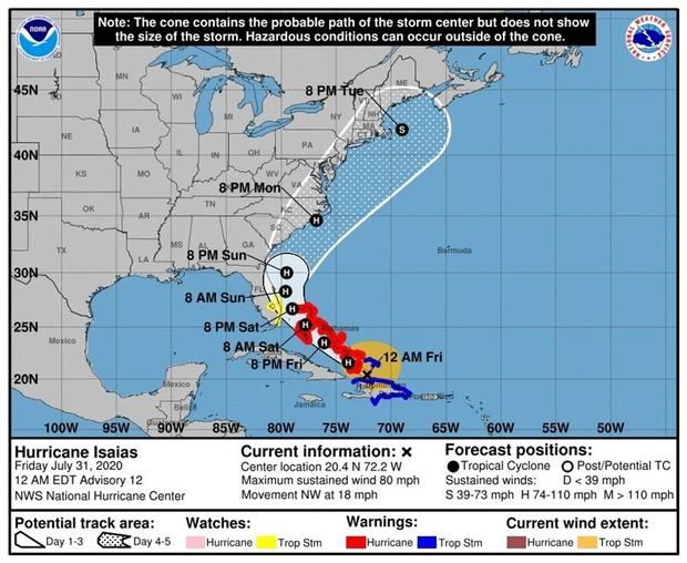 Fotografía cedida por el Centro Nacional de Huracanes (NHC) de Estados Unidos donde se muestra el pronóstico de cinco días del paso del huracán Isaías por las islas Bahamas hacia las costas del país. La tormenta Isaías se convirtió este viernes de madrugada en huracán categoría 1 al sur de las Bahamas con vientos máximos sostenidos de hasta 130 kilómetros por hora, según informó el NHC.