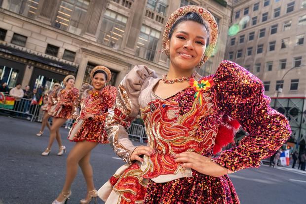 Bailarines participan en el Desfile de la Hispanidad que recorre la Quinta Avenida,  en Nueva York, EE.UU.
