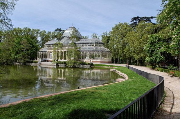 Vista del Palacio de Cristal en el parque del Retiro de Madrid.