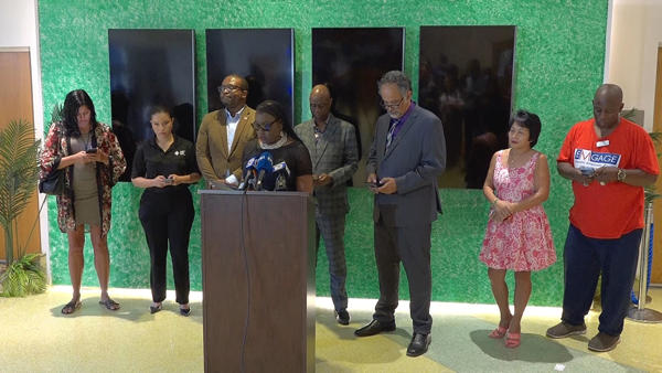 Captura de un video donde se observa a representantes de las comunidades latinas y haitianas participando en una rueda de prensa este 20 de junio de 2025, en Miami (Estados Unidos). 
