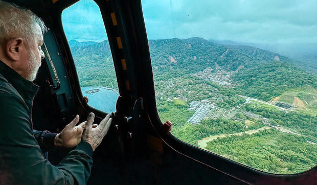 Fotografía cedida por Presidencia de Brasil, del presidente de Brasil, Luiz Inácio Lula da Silva, mientras observa las áreas afectadas por la lluvia durante un sobrevuelo hoy, en Sao Sebastiao, Brasil.