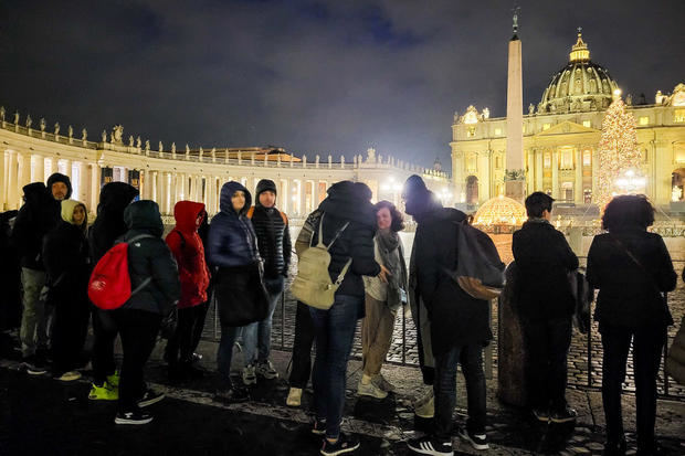 Fieles esperan para despedir al papa emérito Benedicto XVI en una capilla ardiente instalada en la basílica de San Pedro en el Vaticano.