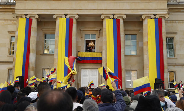 Simpatizantes escuchan hoy el discurso del presidente de Colombia, Gustavo Petro (c-arriba), durante una manifestación en apoyo a sus reformas sociales, en la Casa de Nariño en Bogotá, Colombia.