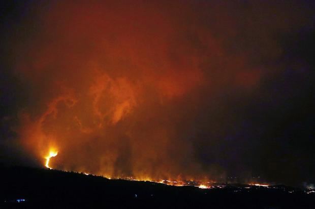 La colada de lava del volcán de La Palma ha incrementado este sábado su actividad tras el derrumbe del flanco norte del cono durante la tarde.