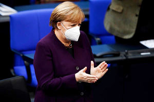 Merkel toma las riendas de la vacunación, frente a los frustrantes retrasos