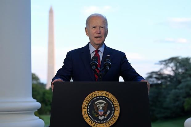 El presidente de Estados Unidos, Joe Biden, habla durante una sesión informativa desde el balcón de la Sala Azul de la Casa Blanca, en Washington, EE.UU.