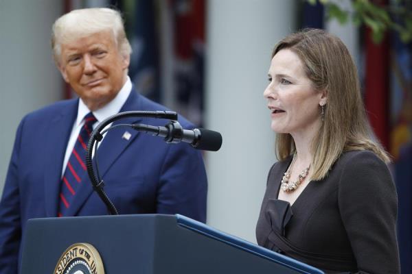 La jueza Amy Coney Barrett (d) habla después de haber sido presentada por el presidente de EE.UU., Donald Trump, como su nominada para el Tribunal Supremo, en una ceremonia en la Casa Blanca en Washington (EE.UU.), hoy 26 de septiembre de 2020. 