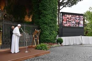 El papa rezó el rosario para pedir el fin de la pandemia conectado con 50 santuarios