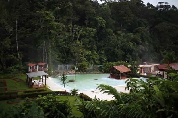 Vista de un hotel con aguas termales en la zona de la Fortuna de San Carlos al norte de San José, Costa Rica.