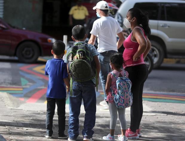 El 64 % (20.069) de los menores contagiados tienen entre 12 y 18 años, un 22,6 % (7.098) entre 6 y 11 años, y el 13,3 % (4.182) menos de 5 años, señaló la Dinaf.