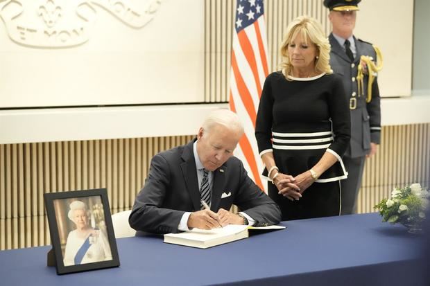 El presidente de los Estados Unidos, Joe Biden (i), firma el libro de condolencias mientras él y la primera dama, la Dra. Jill Biden (d), visitan la Embajada Británica en Washington.