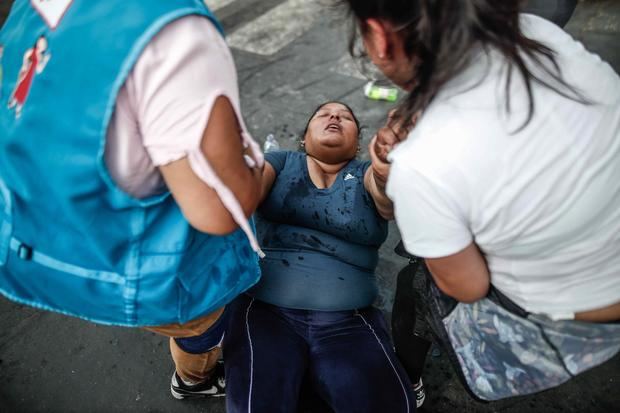 Una mujer se desmaya durante las manifestaciones ayer a favor de Pedro Castillo y en contra del Congreso.

