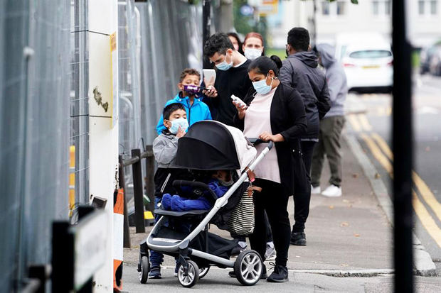 Ciudadanos británicos esperan su turno para realizarse un test de coronavirus en Londres.