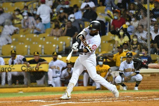 Águilas y Licey mantienen invicto; Escogido apabulla a Gigantes.