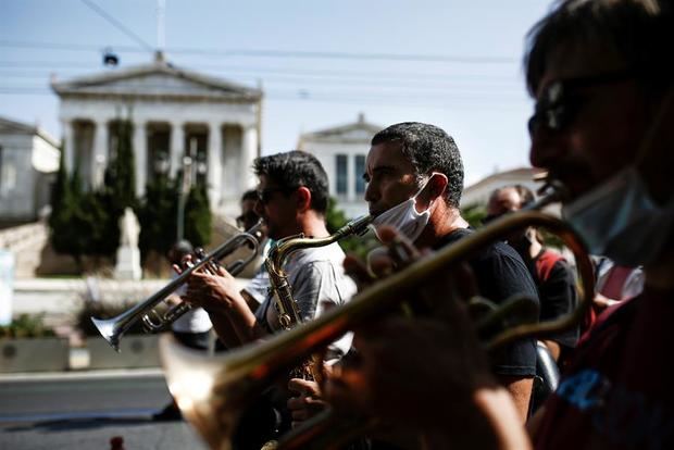 Trabajadores culturales protestan en Grecia contra suspensión de espectáculos.