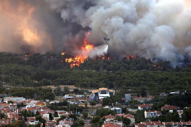 Evacúan tres suburbios de Atenas por un fuerte incendio.