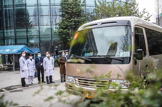 Un grupo de médicos chinos despedía el viernes a al equipo de la OMS tras su visita al Hospital Provincial de Medicina China y Occidental de Hubei, en Wuhan.