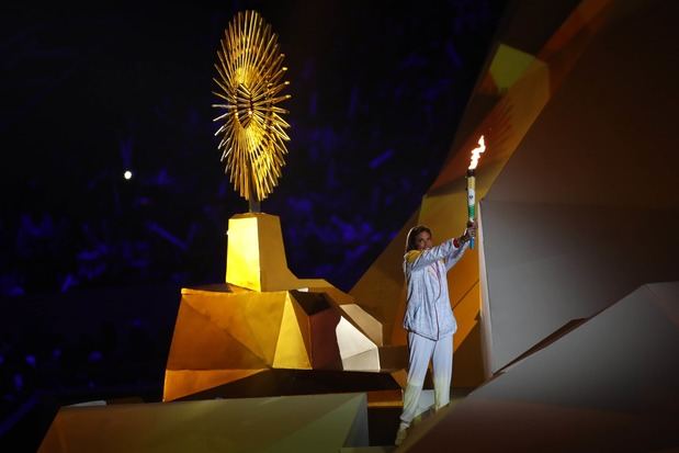 Cecilia Tait sostiene la antorcha antes de encender el pebetero de los Juegos Panamericanos Lima 2019.