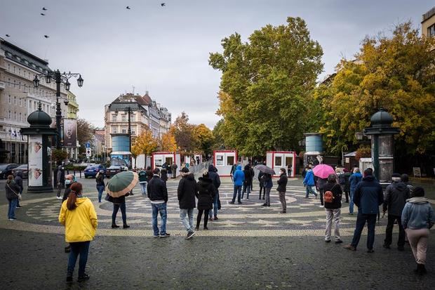 Un grupo de personas espera en fila para realizarse una prueba de coronavirus a nivel nacional en Bratislava, Eslovaquia.