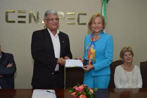 CENAPEC recibe RD$1 millón de Fundación Farach para ofrecer becas 