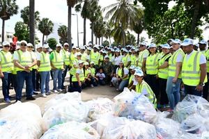 Miembros del operativo en la limpieza de playas.