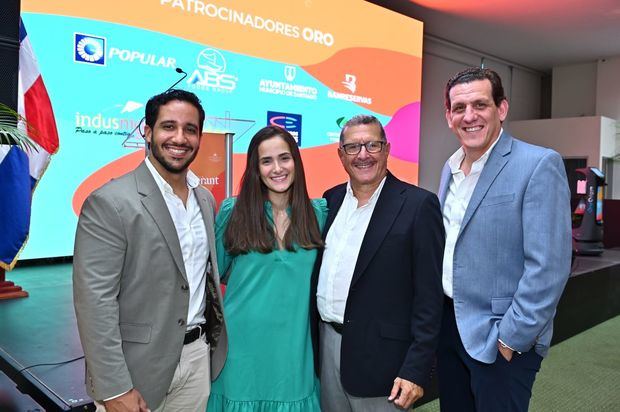 Cesar Tió, Natacha Pichardo, Silvina Pichardo y Carlos Estrella Pichardo.