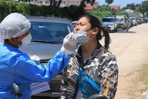Una persona se realiza una prueba PCR o antígeno nasal, en Santa Cruz (Bolivia), en una imagen de archivo.