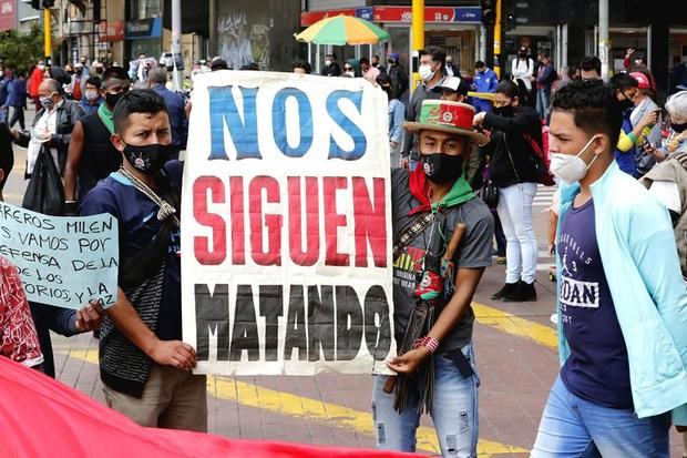 Fotografía que muestra indígenas del Cauca mientras marchan hacia la Plaza de Bolívar el 19 de octubre de 2020 en Bogotá, Colombia.