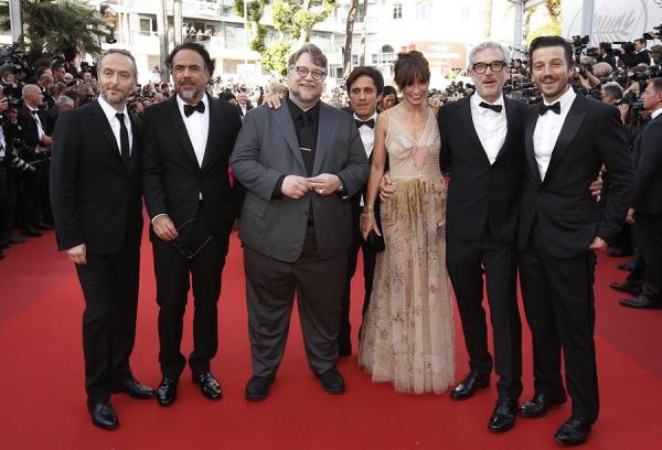 En la imagen, el actor mexicano Gael García Bernal, la actriz mexicana Salma Hayek, el actor mexicano Diego Luna, el director mexicano Alejandro González Iñarritu, el director mexicano Guillermo del Toro, el director mexicano Alfonso Cuarón y el director de fotografía Emmanuel Lubezk. 