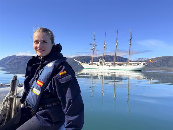 La princesa Leonor de Borbón, heredera al trono de España, a bordo del buque escuela Juan Sebastián Elcano, coincidiendo con el ecuador de su recorrido. 