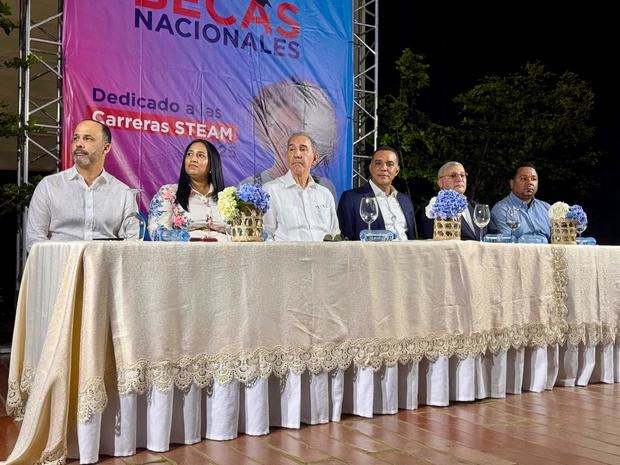 Más de 190 becas para jóvenes de Espaillat.