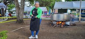 FEDA y chef Solangel Velázquez cocinan un caldero gigante para 2.000 personas en Pedernales